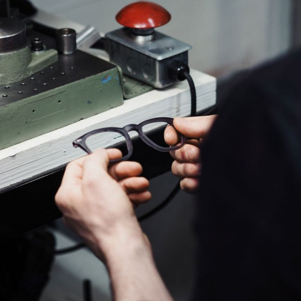 Choosing the right OEM eyewear manufacturer
