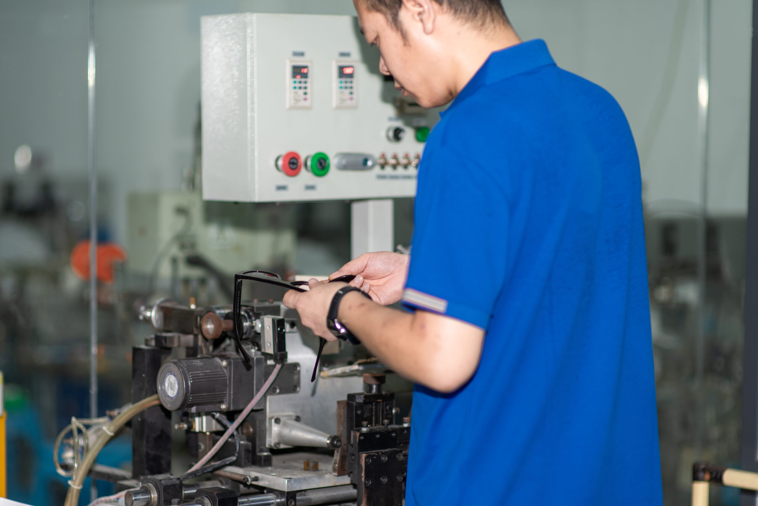 Assembly and alignment in D Marjan eyewear manufacturing
